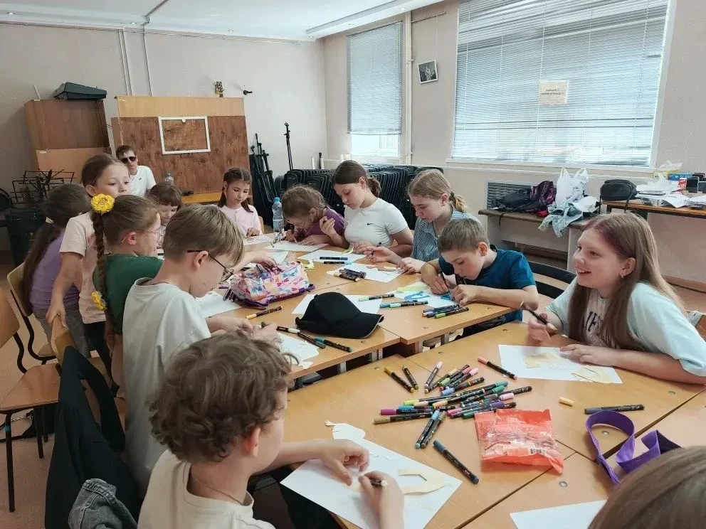 Сегодня в нашем лагере прошёл насыщенный и тёплый день. Ребята активно поиграли на детской площадке 