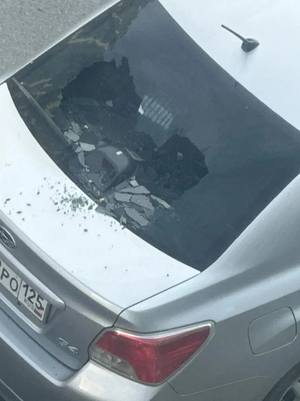 👀 Во Владивостоке на Сочинской, 7 молодой человек признался родителям, что случайно уронил камень с