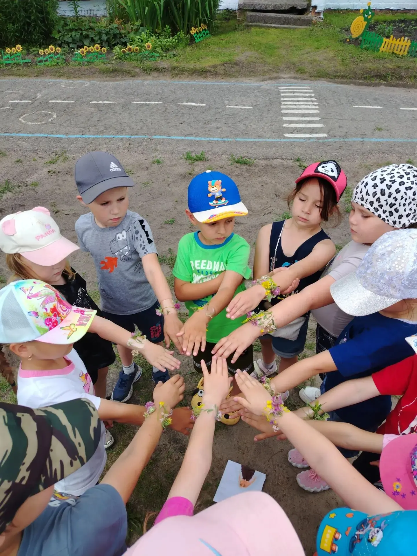 23 июня-творческая летняя прогулка "Цветочные браслеты"
☘🌸🌿🌺🍀🪻
В старшей группе "Почемучки" под