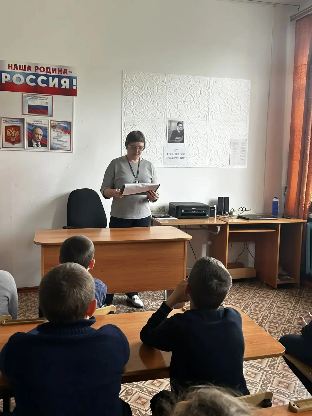 В преддверии Дня Победы педагог‑библиотекарь Смык Л. В. провела с обучающимися начальной школы бесед