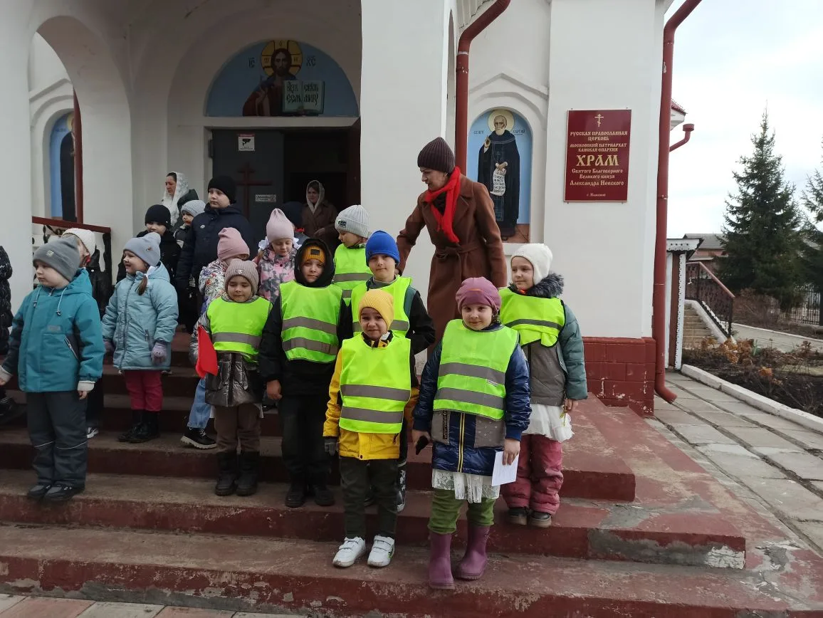Сегодня ребята нашего детского сада побывали на службе в Храме  и совершили крестный ход