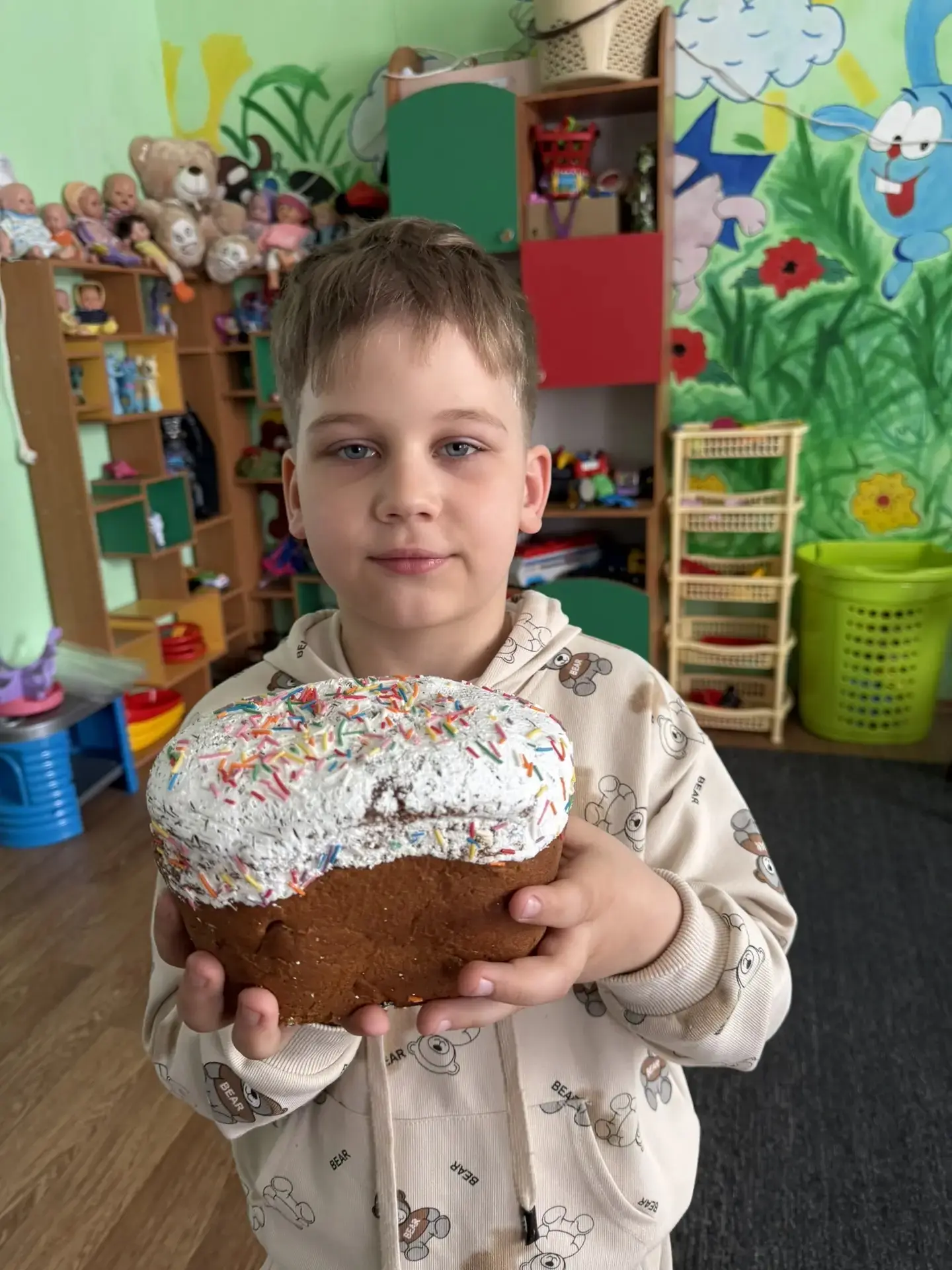 Пасха светлый, добрый праздник,
Праздник счастья, красоты.
Он несет нам всем надежду.
Чтоб добрее ст