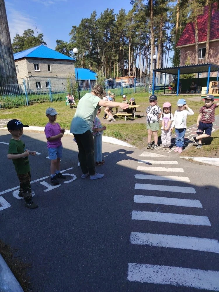 Сегодня к нам в старшую группу приходил удивительный гость — Незнайка! Он, как и все малыши, очень х
