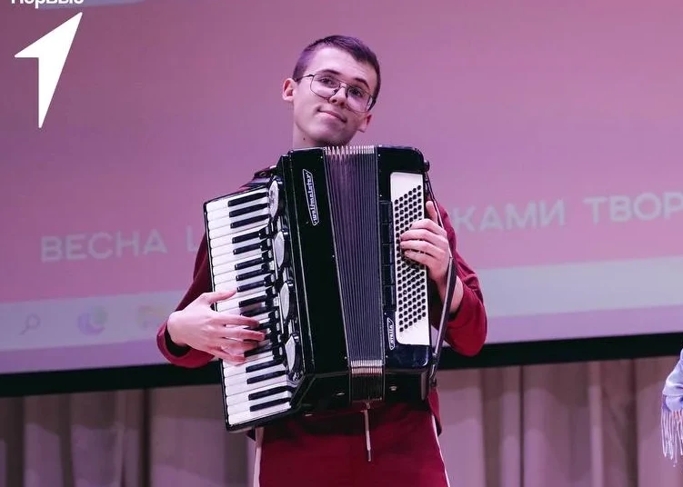 Выпускной праздник «Алые паруса» — это масштабное мероприятие, которое ежегодно проходит в Санкт-Пет