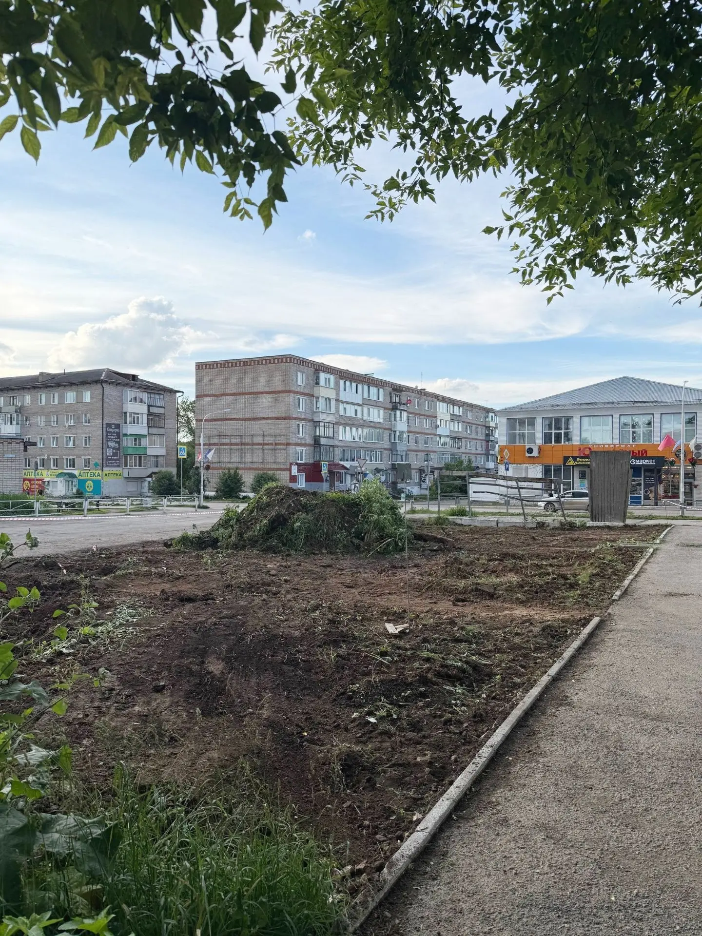 Около кинотеатра "Комсомолец" началось строительство сквера им.В.И.Ленина.