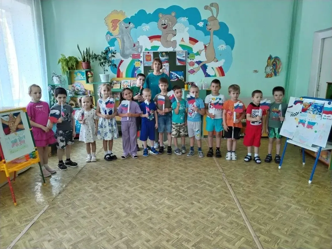 🧒👧🏼С ребятами старшей и подготовительной групп была проведена беседа, приуроченная к празднику «Д