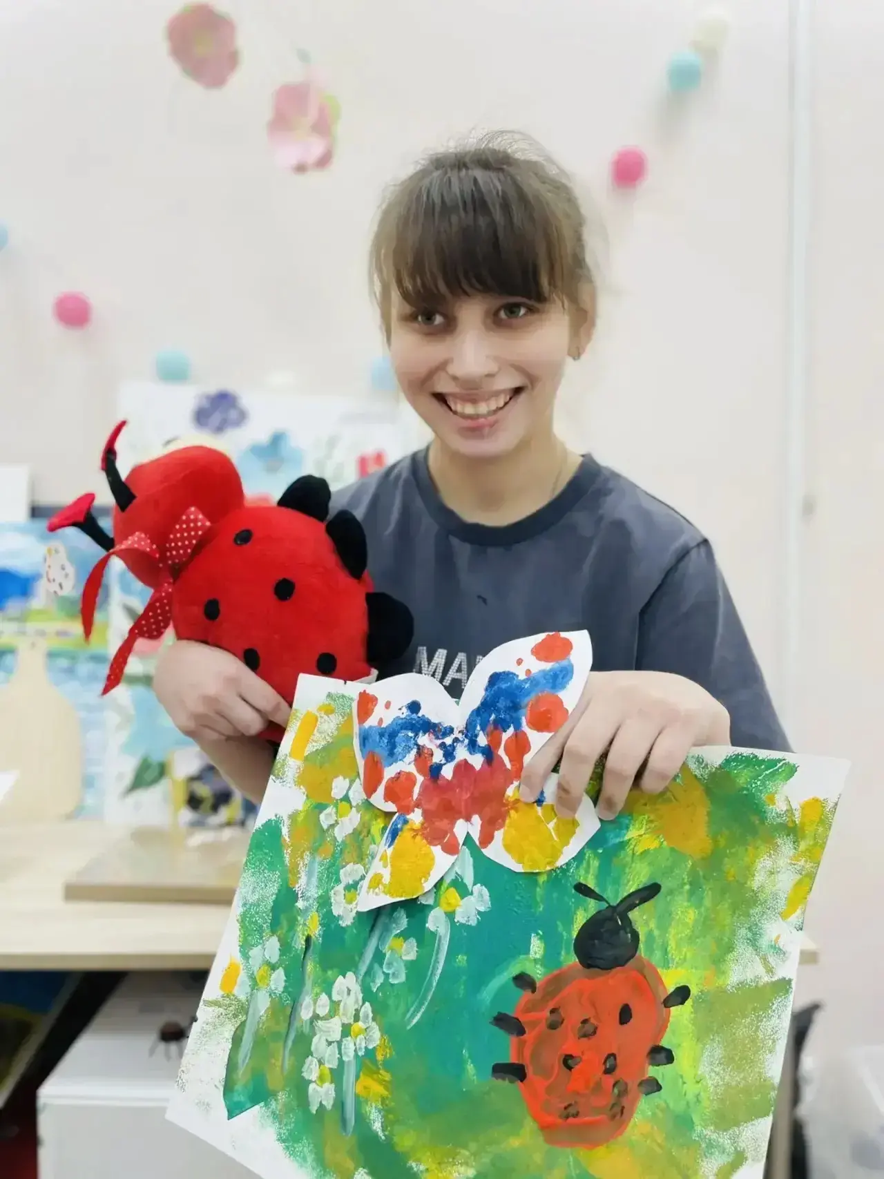 Ученицы нашей школы Алина и Соня даже на каникулах продолжают заниматься в любимой творческой мастер
