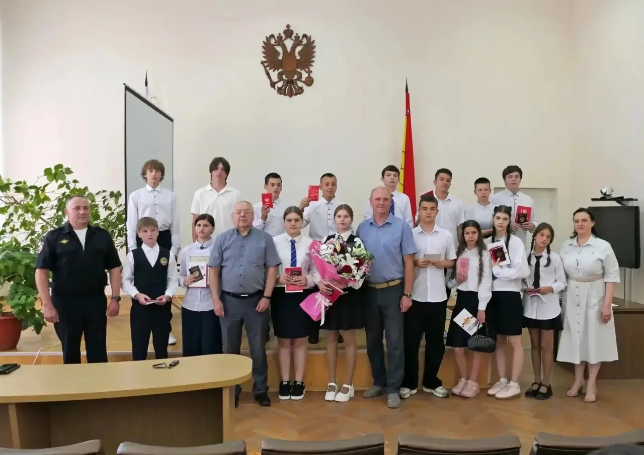 Сегодня обучающимся нашей школы  вручили паспорта гражданина Российской Федерации в преддверии Дня Р