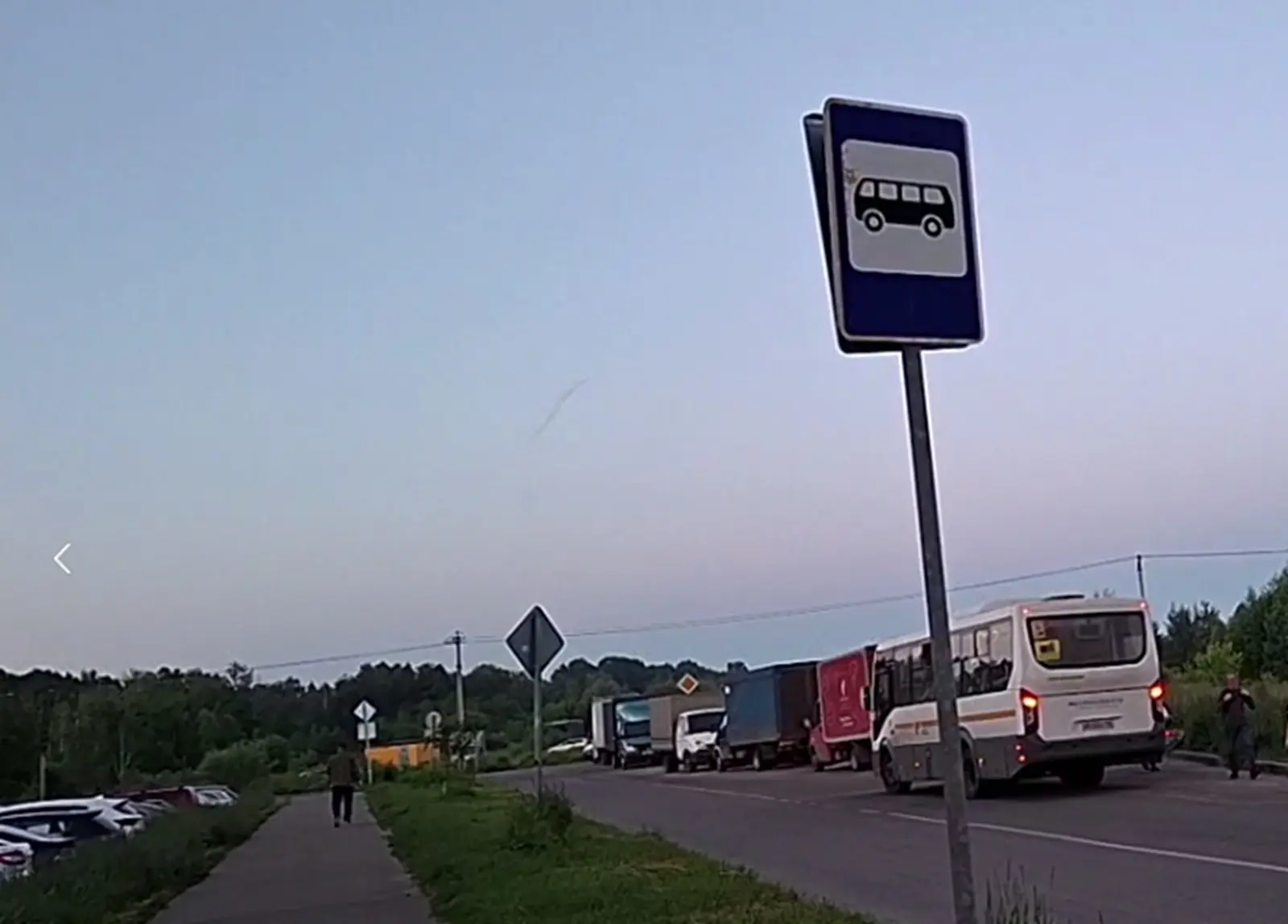 Жители просят установить знак у остановки «Заречная 16» - из за стихийной парковки автобусы не могут