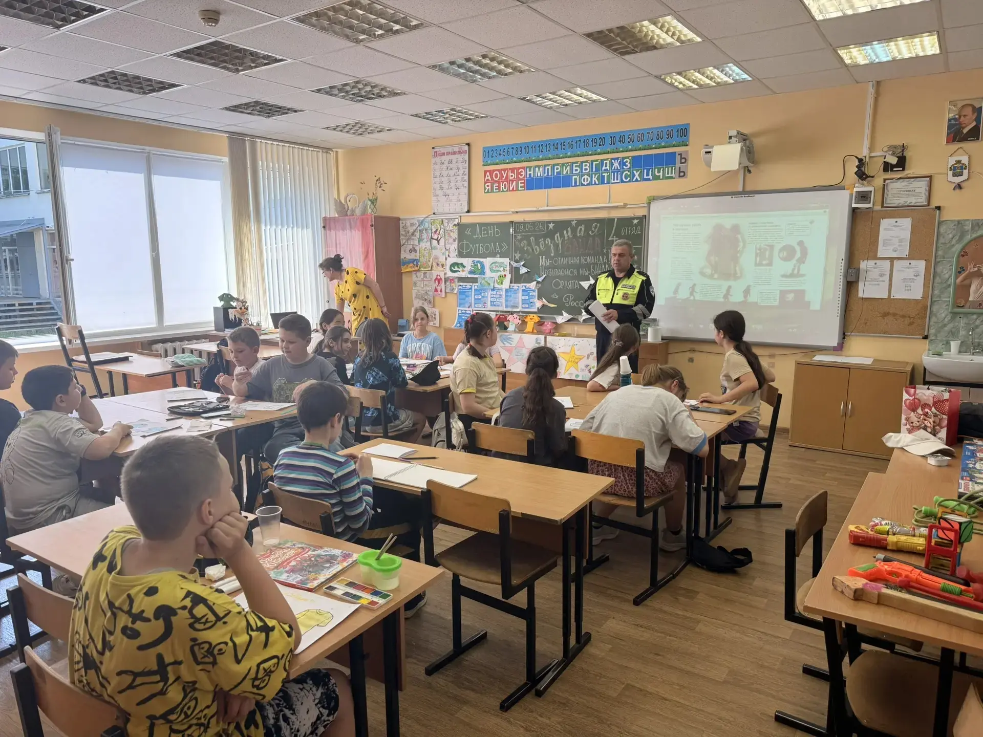 🚸 В гостях у лагеря — инспектор ГАИ: безопасные каникулы начинаются с правил

Сегодня в нашем школь