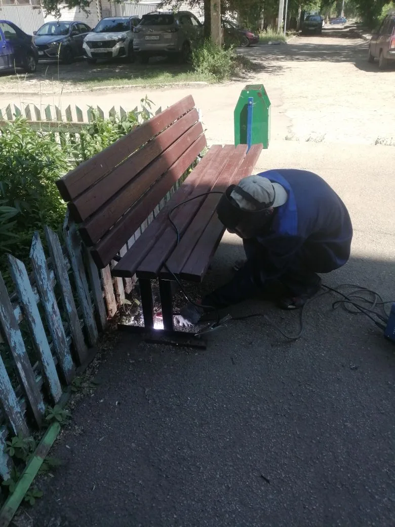 Выполнили ремонт скамейки по адресу: ул. Проспект Героев д. 52