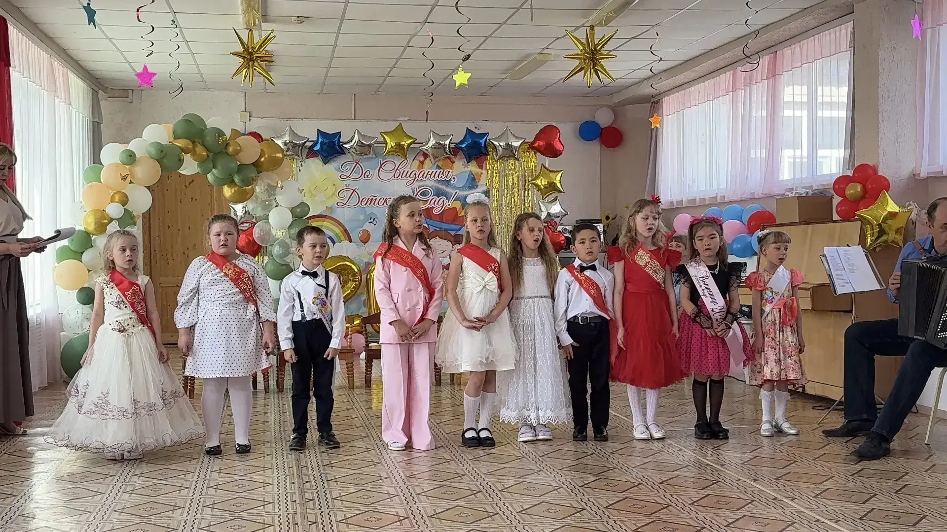 Вот он настал - последний бал!...
Позади май, и в последнюю неделю мая мы проводили во взрослую жизн