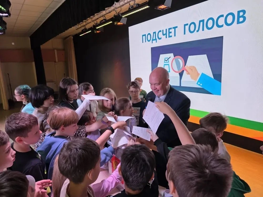 Ко Дню России в лагере «Атом» школы на Глеба Успенского устроили настоящий референдум.

Председатель