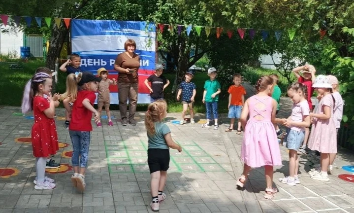 В преддверии Дня России в нашем саду прошла "Ярмарка игр народов России"! 
Ребята с большим интересо