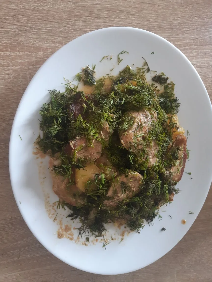 Мужу в духовке сделала:мясо,картофель,цветная капуста,зелень