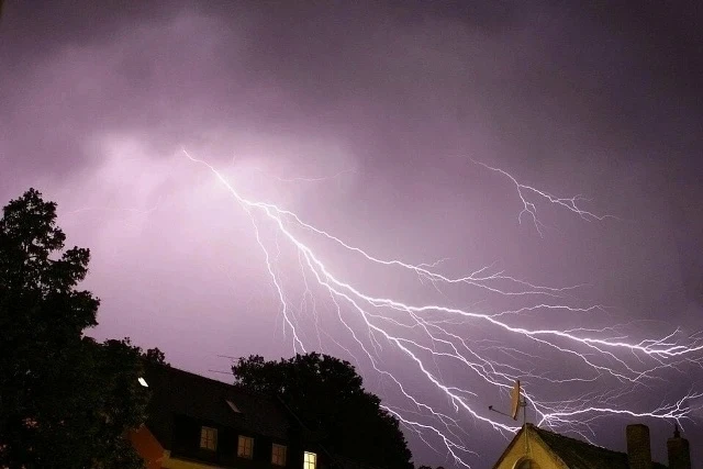 ⚡️⛈В ближайшие 1-2 часа местами в Самарской области ожидается гроза, ливень, град, усиление ветра до