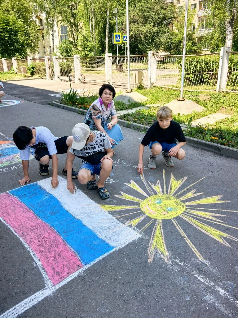 В канун праздника "День России" в лицее прошел конкурс рисунков на асфальте, приуроченный к данной д