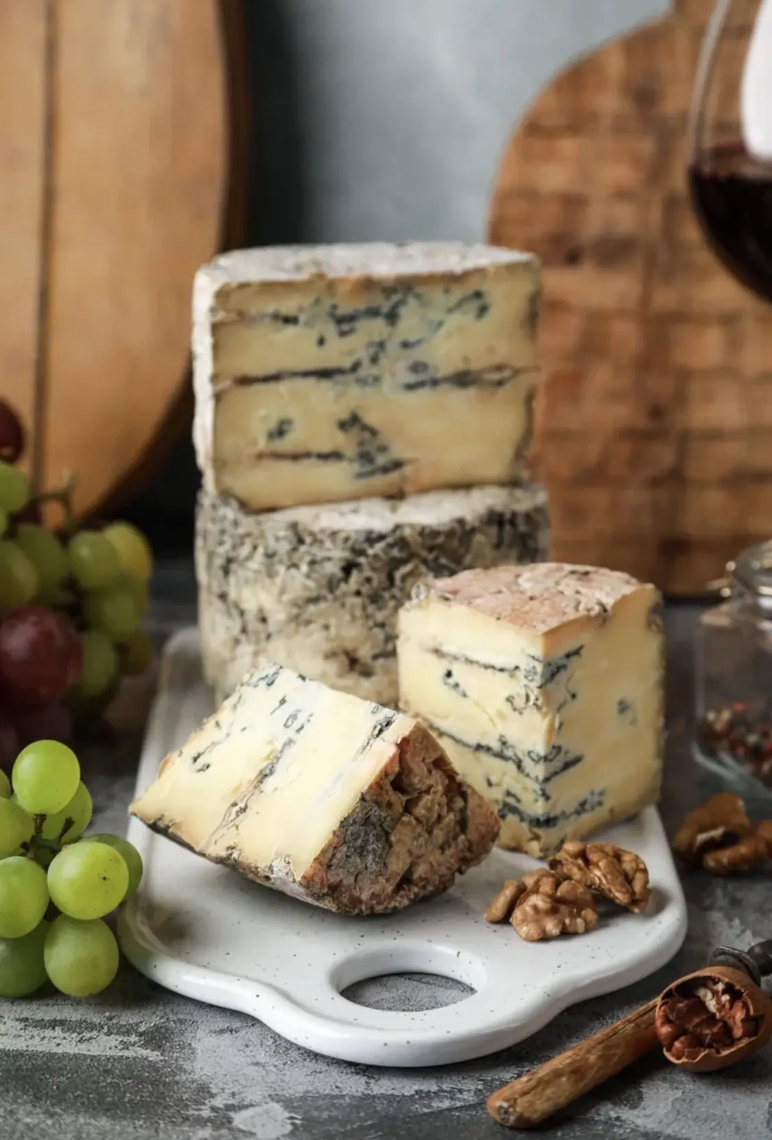 Сыры с плесенью — это любовь или вызов? 🧀

У нас в ассортименте есть целая компания «голубых». 

💛