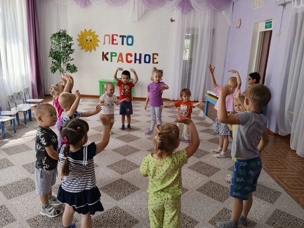 Развлечение с детьми "Лето красное".  Ребята отгадывали загадки, танцевали и играли, было очень весе