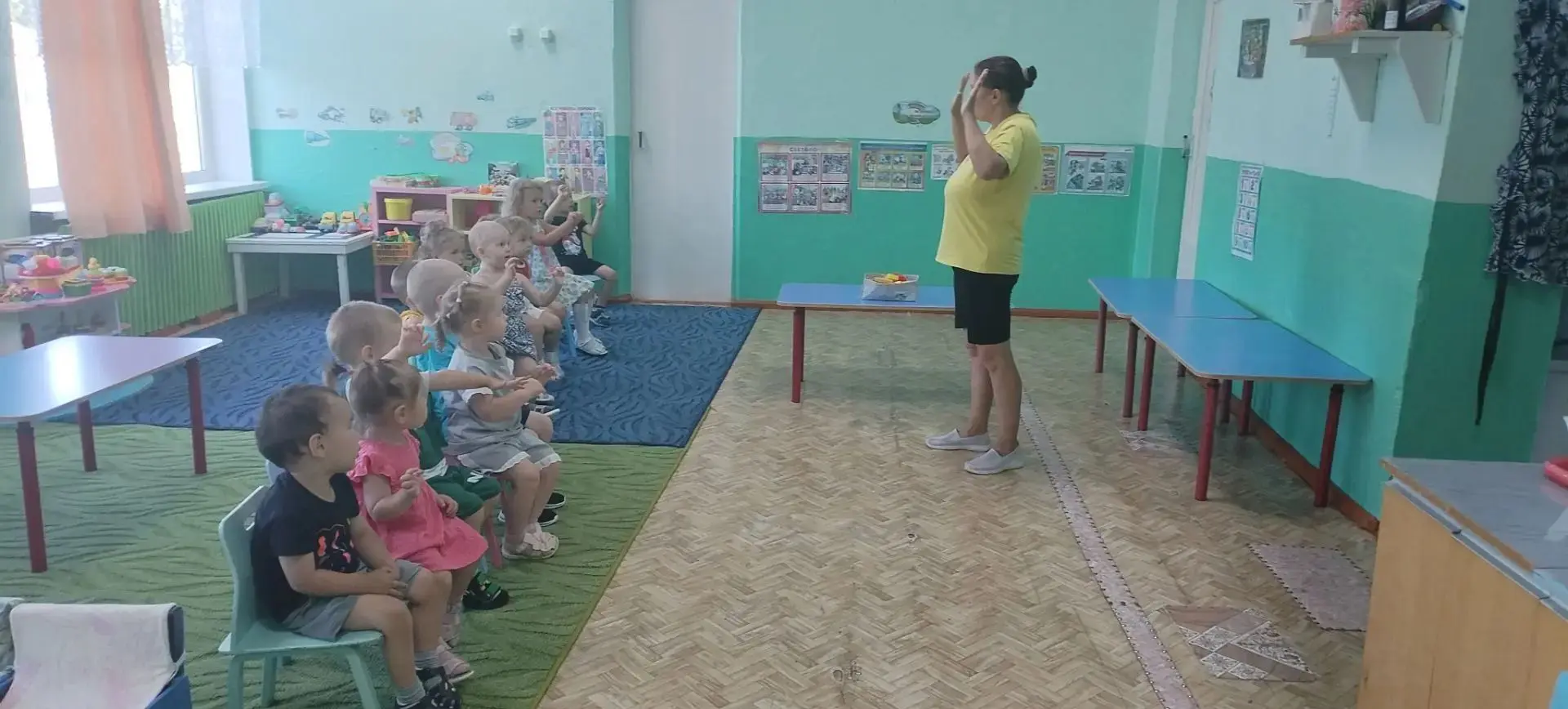 Кукол в платья наряжали, 
Кукол в гости приглашали,
 Сладким чаем их поили 
И коврижками кормили. 
Н