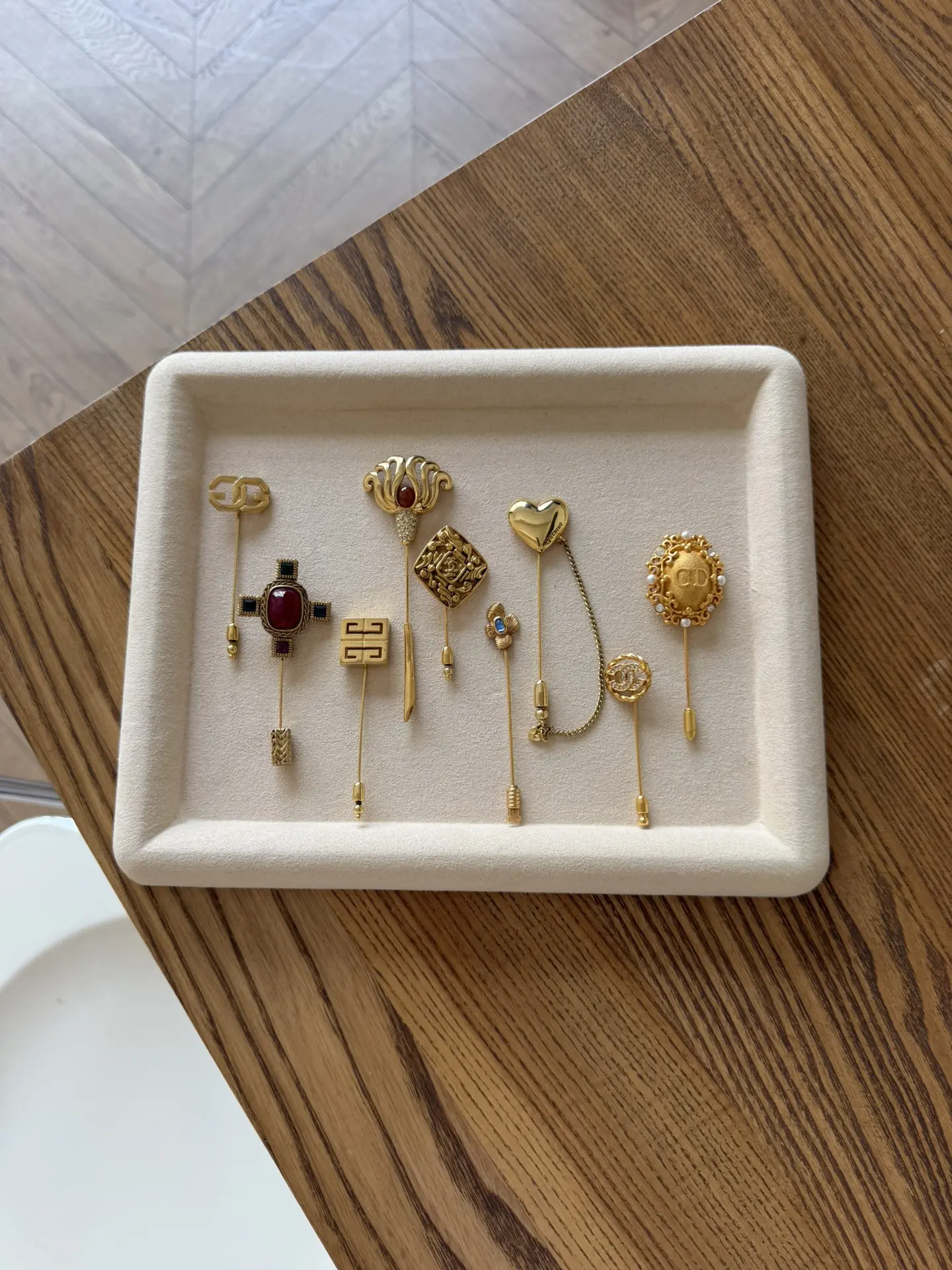 Свежие тренды - хорошо забытые старые!

Броши-булавки или pin💫одержимость этим аксессуаром случилас