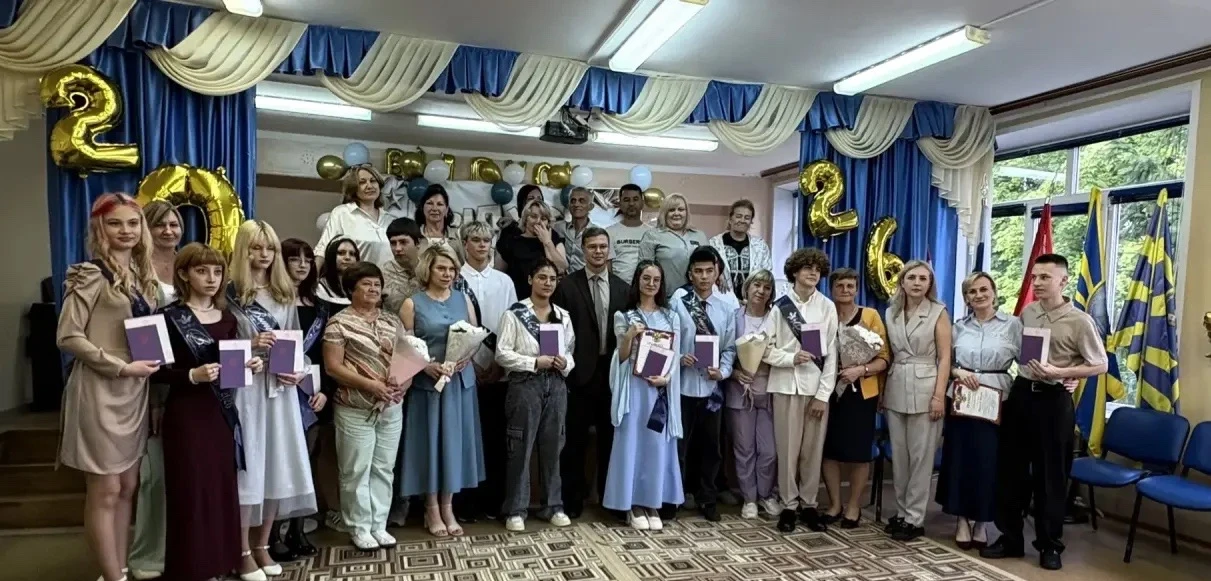 Торжественное вручение аттестатов в МБОУ СОШ №43! 🎉Сегодня в нашей школе состоялось важное и трогат
