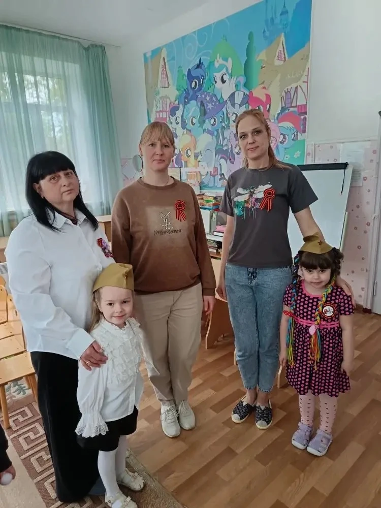 Дети группы"Весёлые зайчата"приняли участие в акции "Лента Победы". В предверии праздника Дня Победы