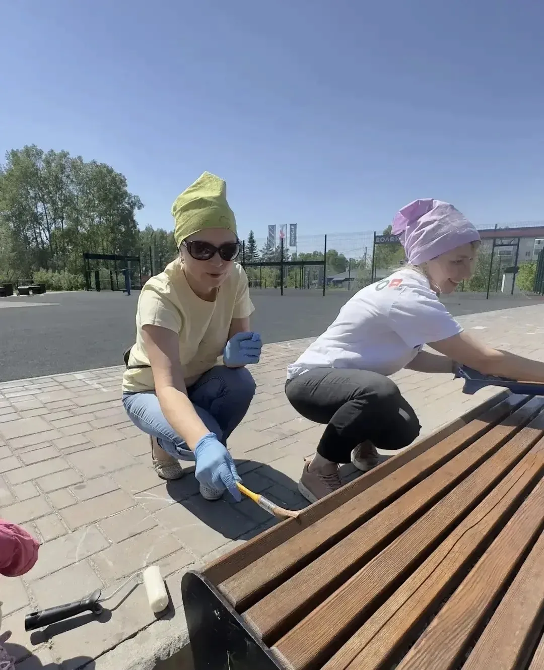 Субботник на спортивной площадке состоялся.
Что сделано:
🚩Покрашены  урны, лавочки и  спортивные эл