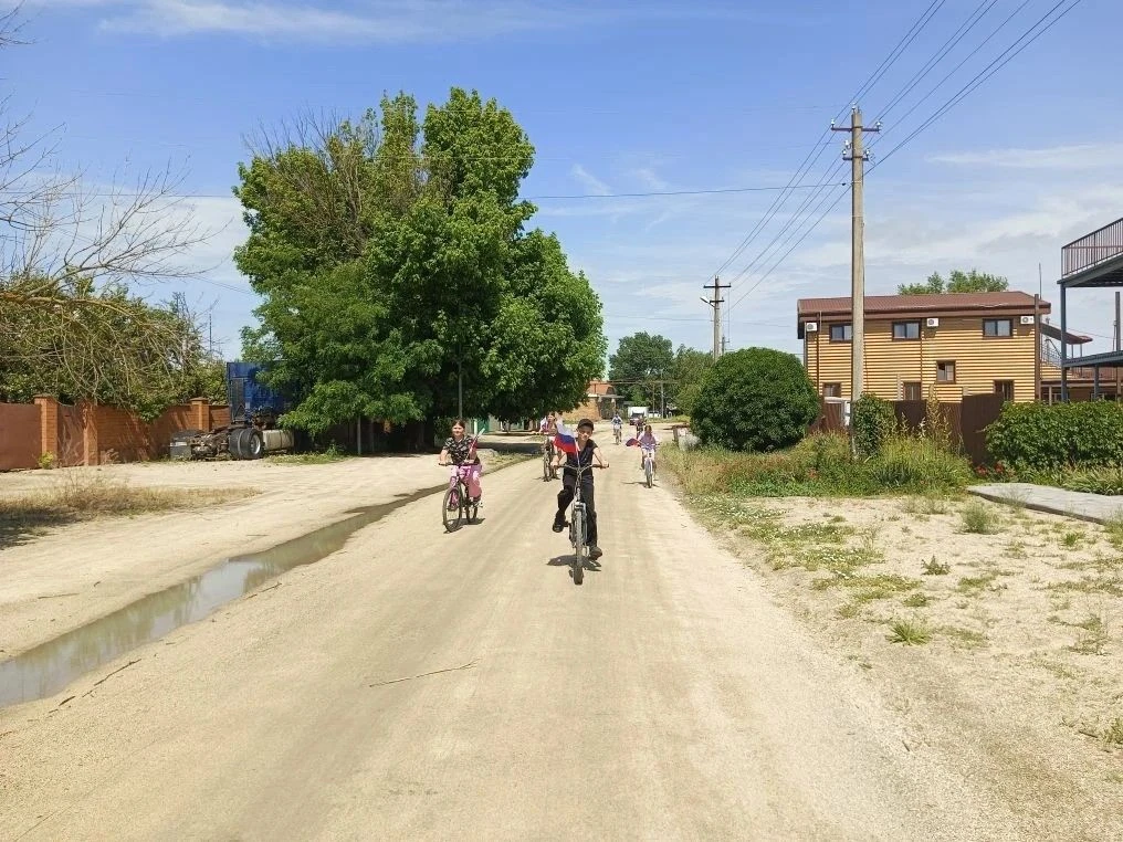 🚴‍♂️🇷🇺Велозабег ко Дню России в нашей школе!
В преддверии праздника ребята из МБОУ ООШ № 13 дружн