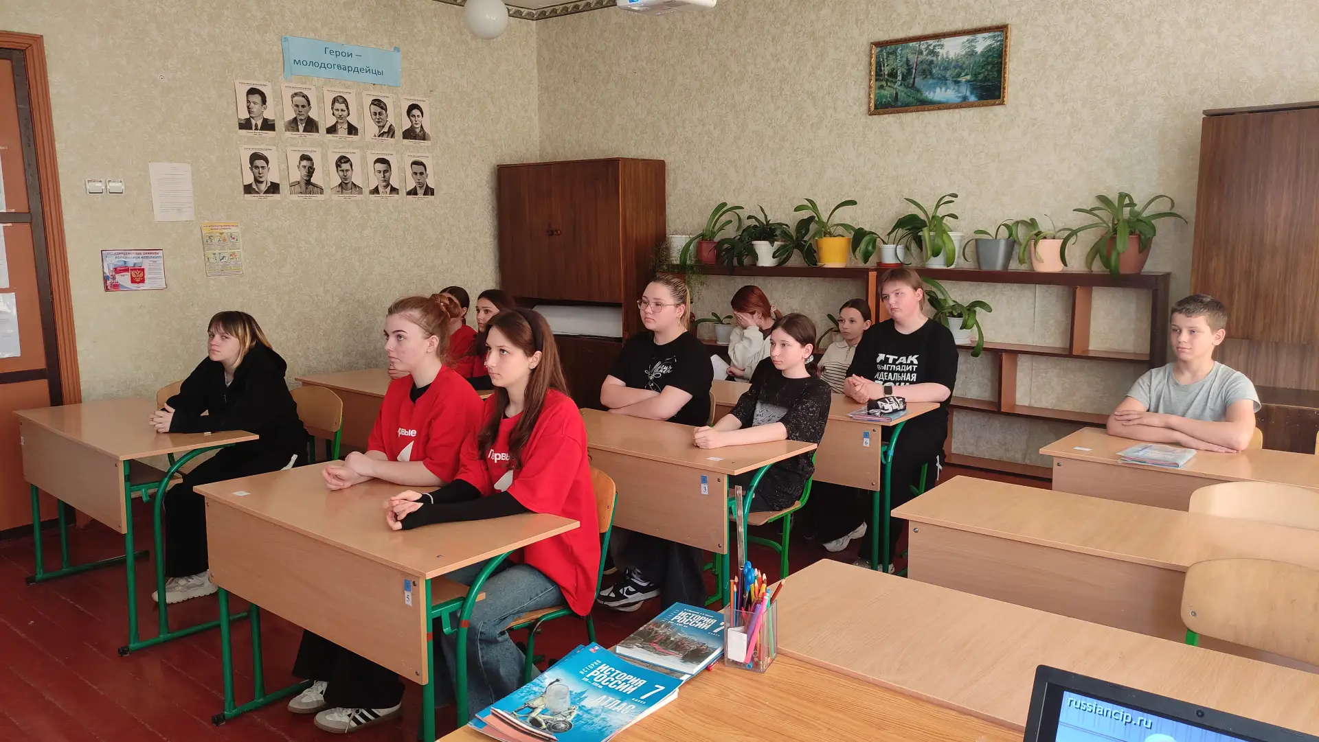 В ГБОУ ЛНР "Алексеевская школа №8" прошёл День единых действий в память о геноциде советского народа