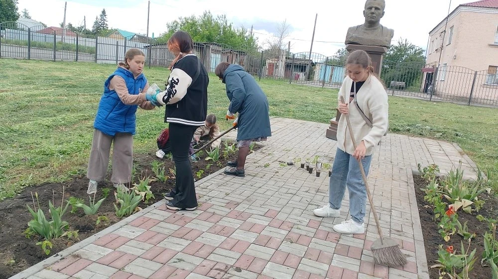Важное место в работе школы занимает летняя трудовая практика. Она организуется с целью улучшения тр