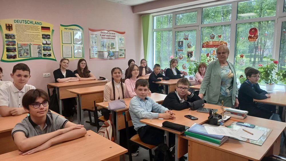 🇷🇺 В Арсеньевской школе прошёл «Разговор о важном»

В Арсеньевской школе состоялось очередное заня