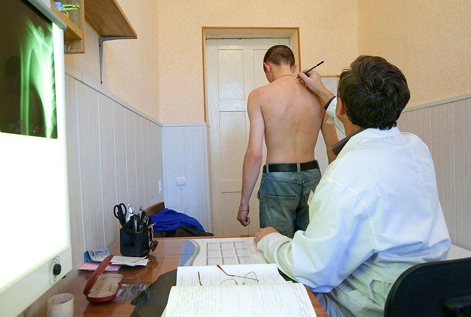🤔 История дня:

Знакомый недавно получил повестку. Я сначала подумал — ну всё, как у всех: не самая