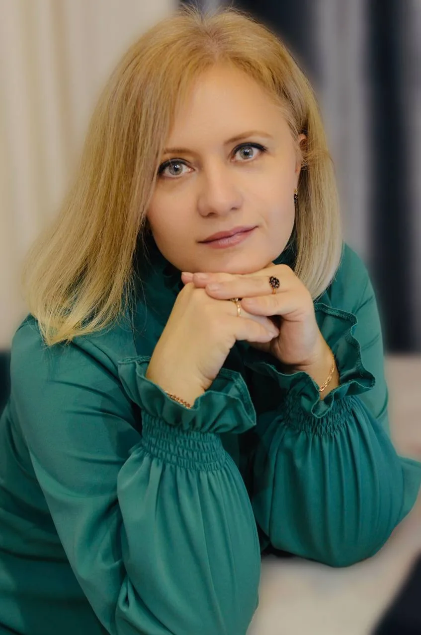 1. Кто я
Меня зовут Кристина Валиева, я психолог‑навигатор. Помогаю людям находить опору в сложных с