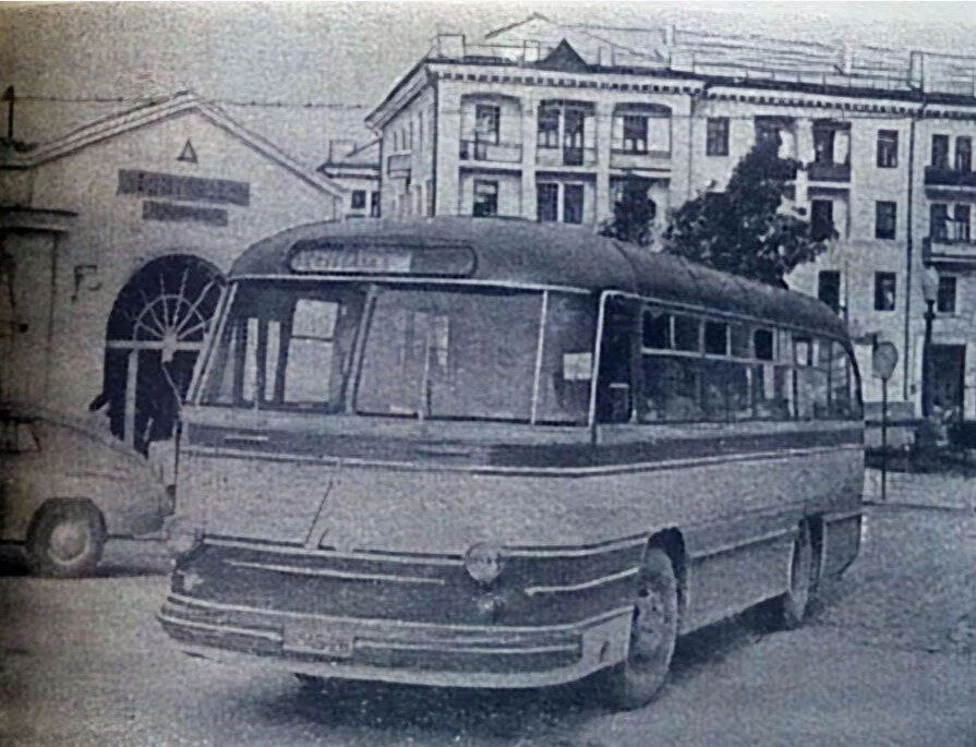 1959 год

На улице Назукина

За последнее время автобусный и таксомоторный парк порода пополнился но