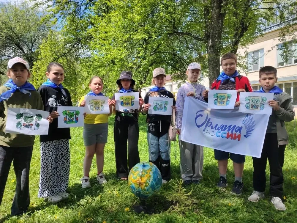 5 июня День эколога 🌍 
Сегодня на территории школы №2 прошёл День эколога. Ребята, вожатые и педаго