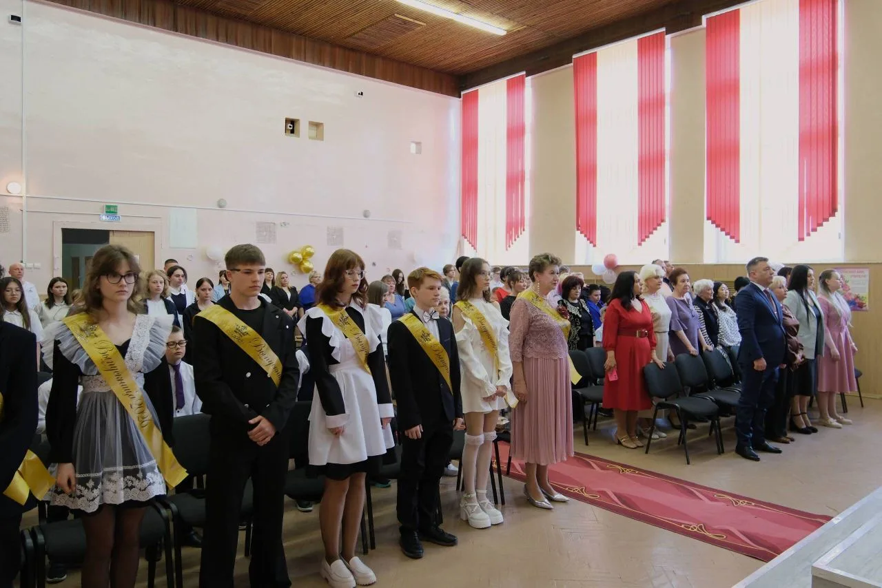 В МБОУ «СОШ п. Синегорье» в ходе торжественного мероприятия, посвящённого празднику «Последний звоно