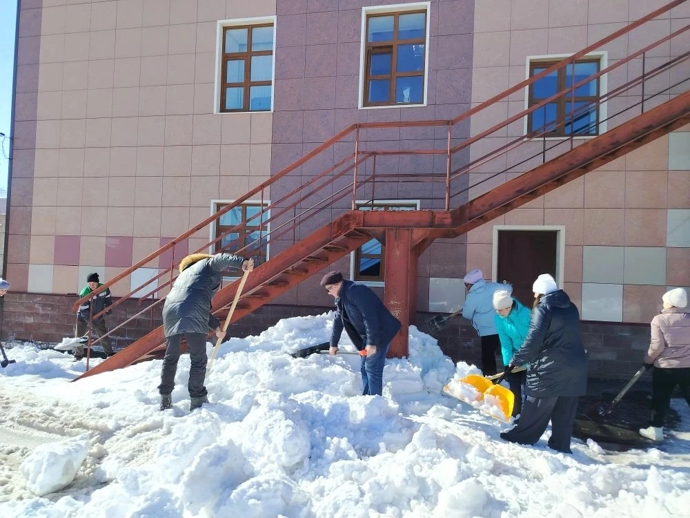 Работники культуры вышли на субботник! 🧹❄️

С приходом весны работники культуры дружно расчистили т