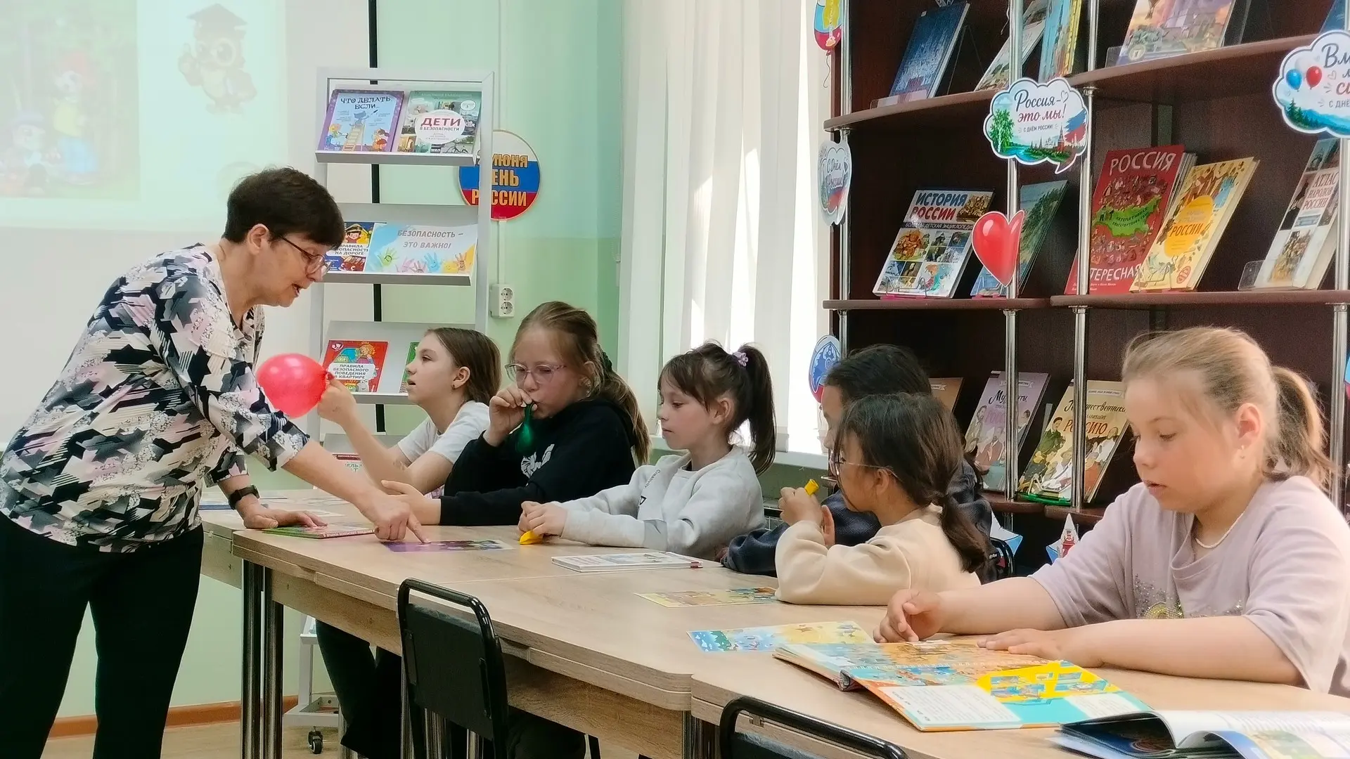 В детской библиотеке для ребят летнего лагеря  на базе ГКУ СРЦН «Родник» был проведён урок безопасно