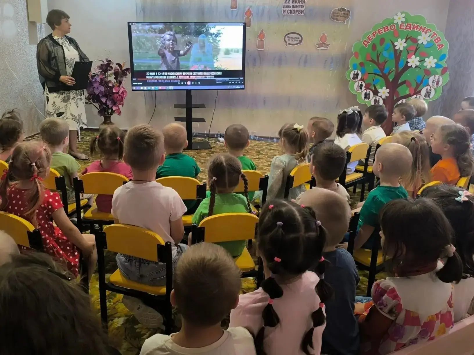 Помните!
Через века, через года,—
помните!
О тех,
кто уже не придёт никогда,—
помните!
Сегодня в Сух