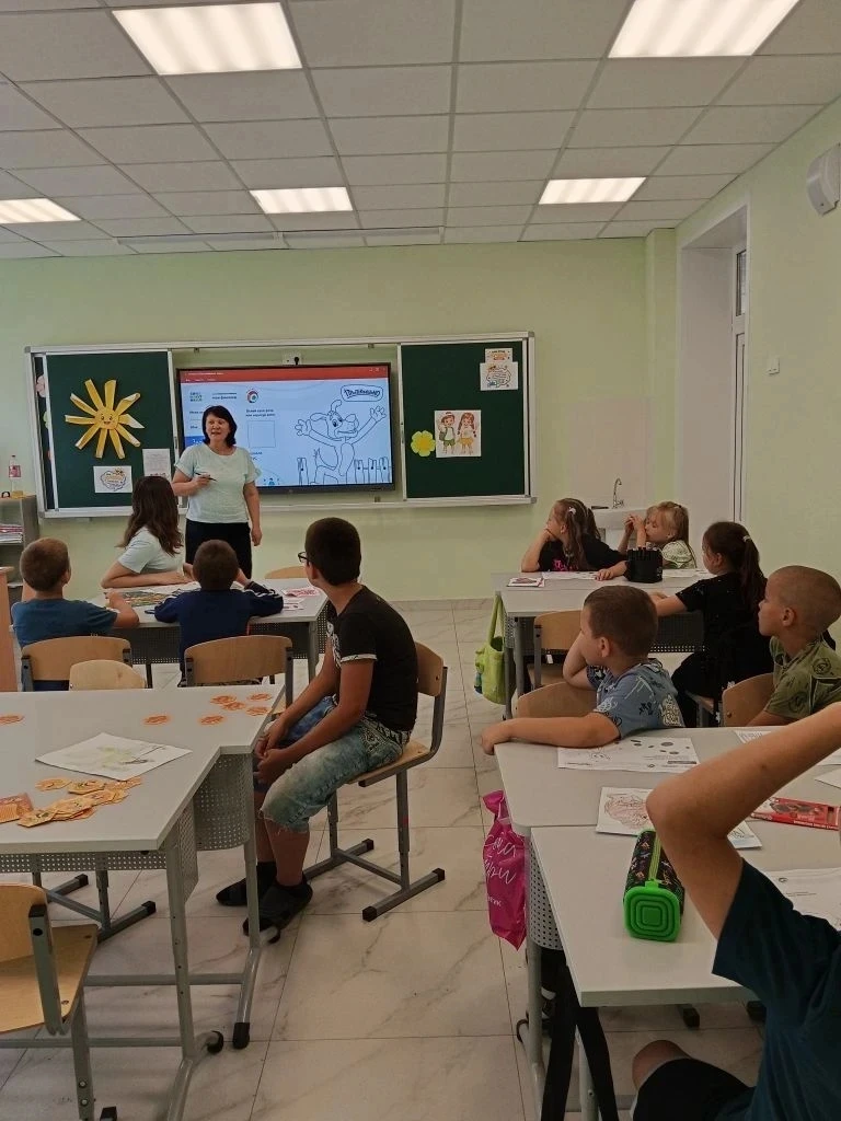 Сегодня, 16 июня, в 1 отряде «Лучики» Савченко С.П., начальник лагеря «Шаг вперёд», провела мероприя