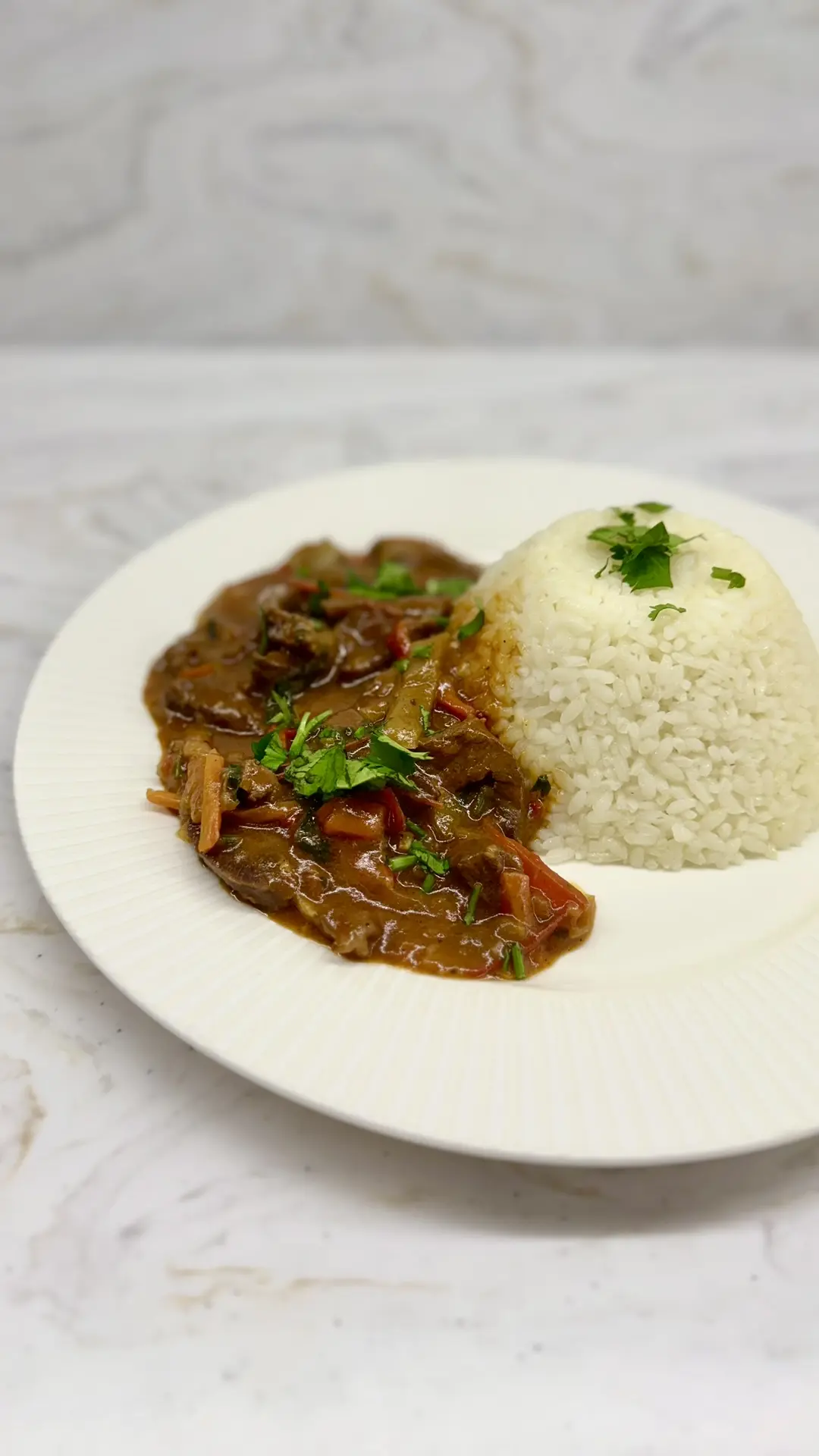 Вкуснейшая подлива из говядины и овощей 

Говядина -600 гр.
Растительное или оливкового масла-2 ст.л