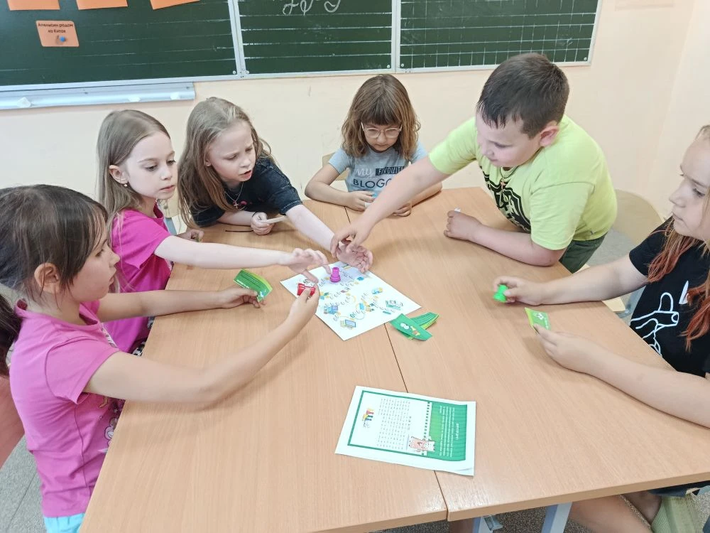 🎮🏦 Наши юные финансисты осваивают азы экономики! Сегодня в лагере прошла увлекательная игра по фин