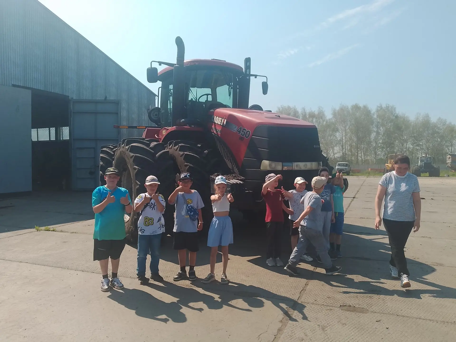 🌾 Погружение в аграрную профессию: экскурсия второго отряда на КПБ «Захаровское»! 🌾

С ребятами из