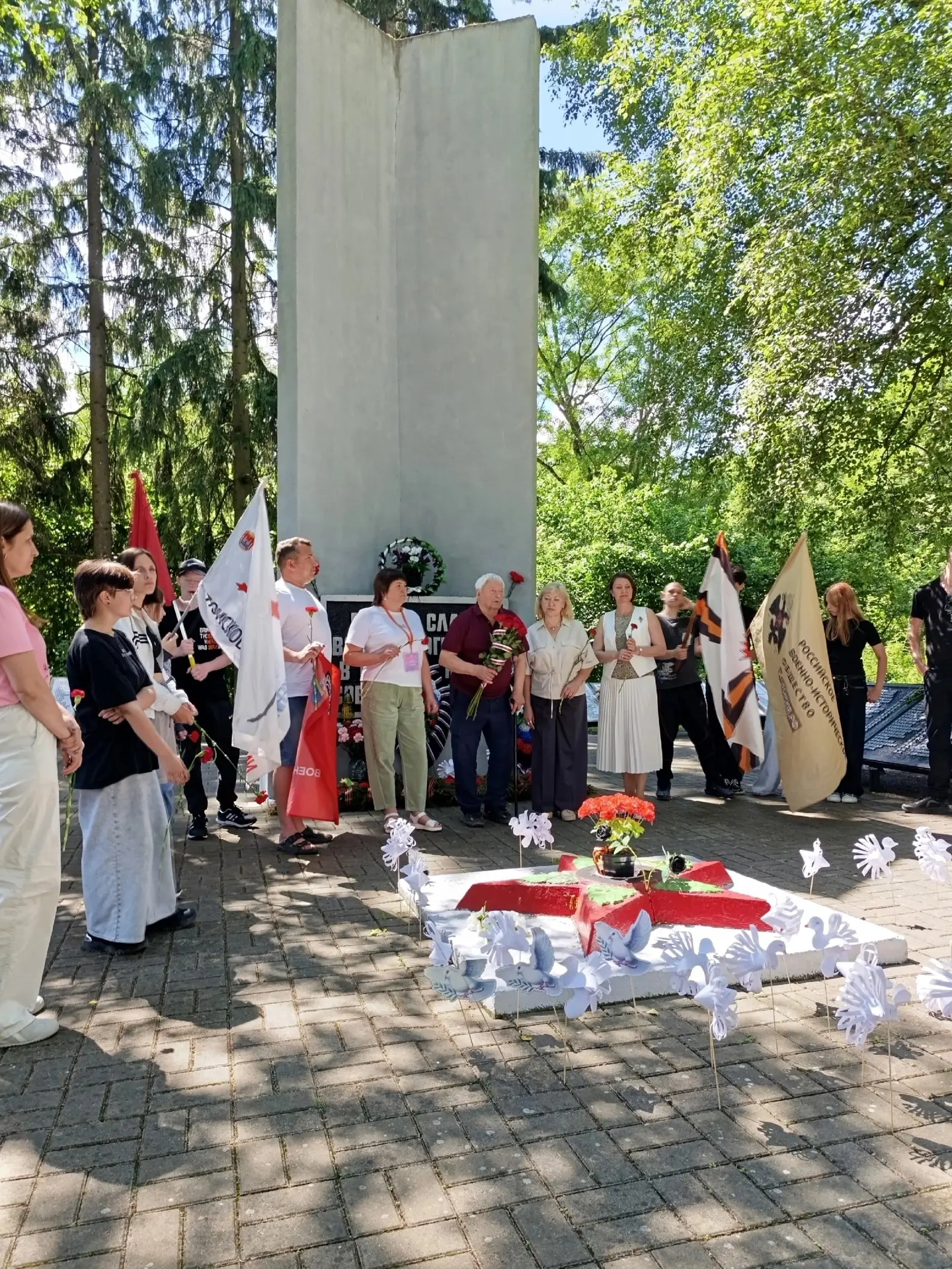 22 июня. День памяти и скорби.

Сегодня братское захоронение в п. Ясная Поляна посетил с особым визи