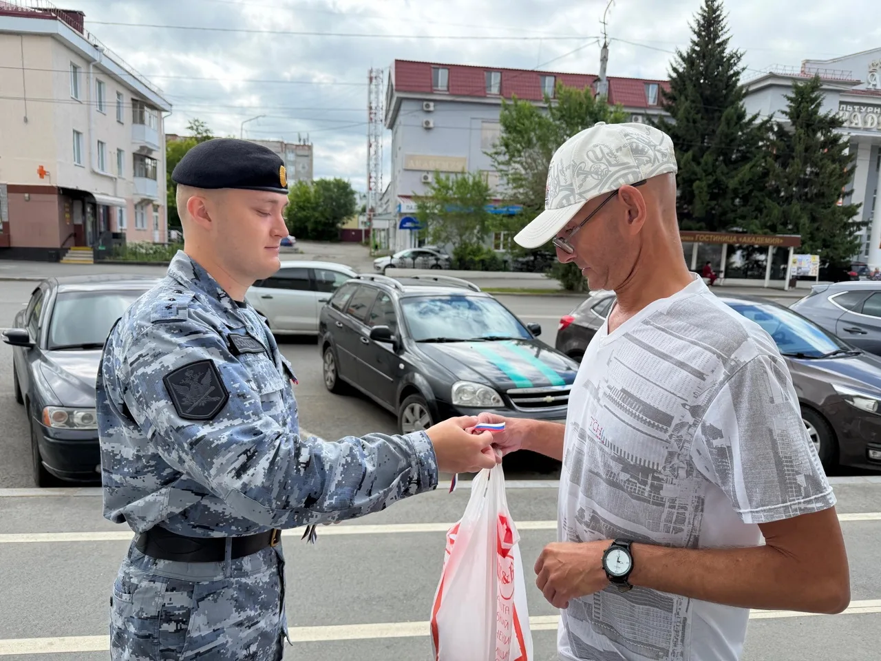 Судебные приставы поздравили курганцев с Днём России и торжественно приняли в свои ряды новых сотруд