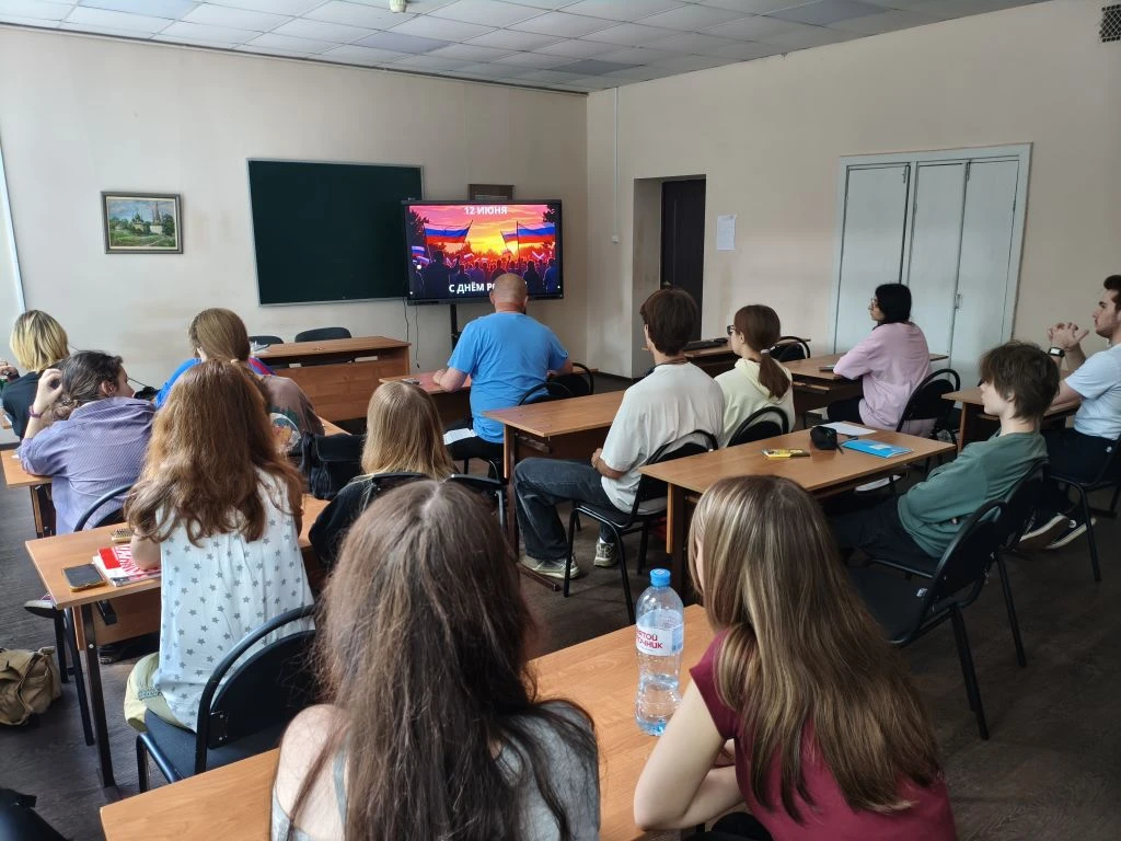 🇷🇺✨ В преддверии Дня России в Федоскинском институте лаковой миниатюрной живописи прошёл увлекател