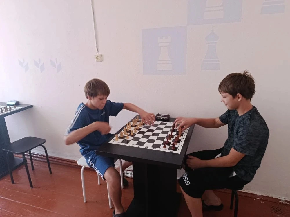 Лето с пользой: шахматные баталии в нашей школе! 

♟️Каникулы — идеальное время, чтобы освоить что-т