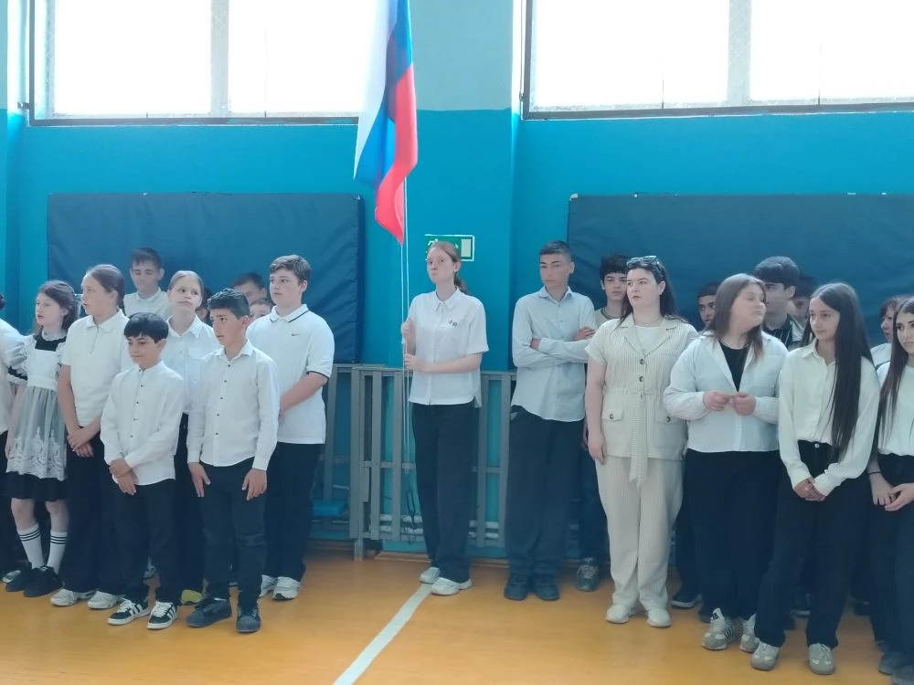 🇷🇺 Сегодня, 25 мая в нашей школе прошла последняя в этом учебном году еженедельная торжественная о