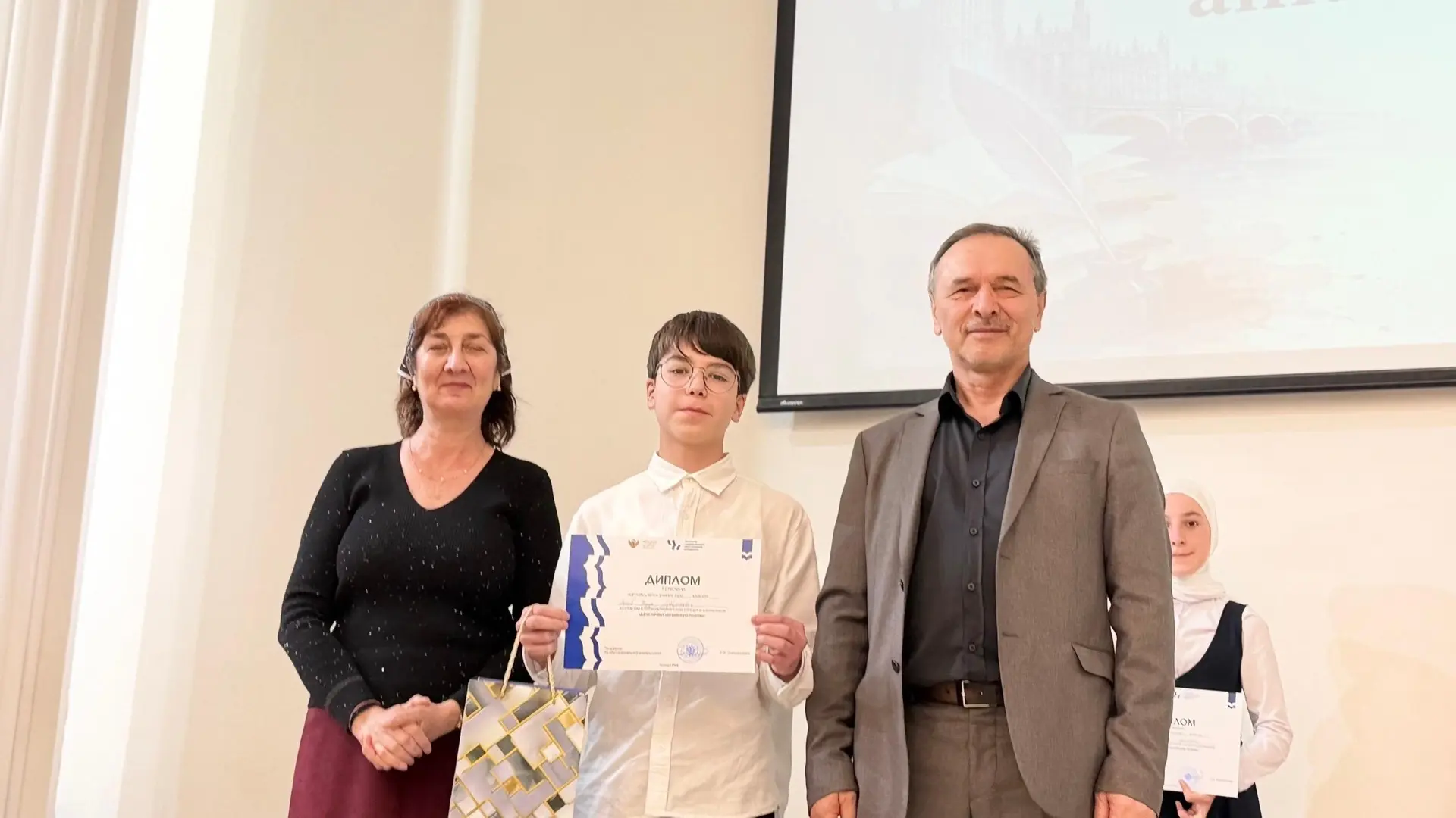 Наш ученик Этиев Хизир занял 🥇 1 место в республиканском конкурсе «Дети читают английскую поэзию»!
